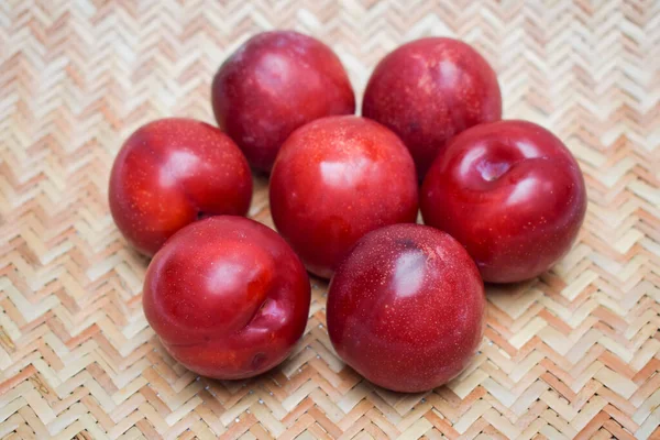 Pflaumen Früchte Frische Bio Leuchtend Rote Kastanienbraune Farbe Auf Weidenbambus — Stockfoto