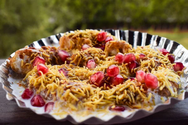 Dahi Bhalla Bhel Chaat Gegarneerd Met Sev Granaatappel Zaden Chaat — Stockfoto