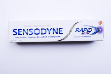 Sensodyne hızlı diş macunu kutusu beyaz arka planda izole edildi. Bu ürün beyaz dişler ve hassas sakız ya da diş ağrısı için kullanılır.