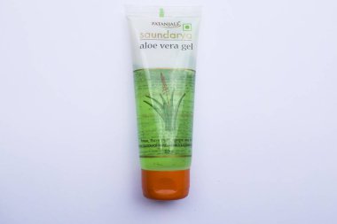 Beyaz arka planda 60 ml 'lik Patanjali Aloe vera jel tüpü var. Bu ürün kozmetik ve sağlık amaçlı kullanılır. Deri parlıyor, sivilce tedavisi görüyor.