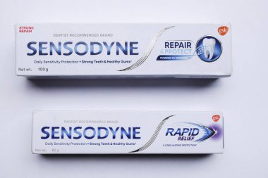 Sensodyne hızlı diş macunu kutusu beyaz arka planda izole edildi. Bu ürün beyaz dişler ve hassas sakız ya da diş ağrısı için kullanılır.