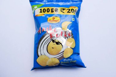Mavi paket içinde Haldiram patates cipsi. Beyaz arkaplanda sade tuzlu çipler izole edildi