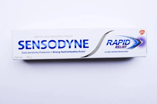 Sensodyne Быстрое Облегчение Паста Коробка Зубной Пасты Изолированы Белом Фоне — стоковое фото