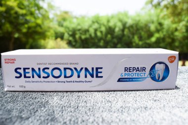 Sensodyne hızlı diş macunu kutusu beyaz arka planda izole edildi. Bu ürün beyaz dişler ve hassas sakız ya da diş ağrısı için kullanılır.