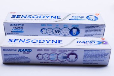 Sensodyne hızlı diş macunu kutusu beyaz arka planda izole edildi. Bu ürün beyaz dişler ve hassas sakız ya da diş ağrısı için kullanılır.