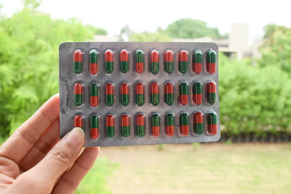 Kapsülden Oluşan Nilsin Masa Kapsülü Şeridi Laç Tabletleri Taşıyan Kadın — Stok fotoğraf
