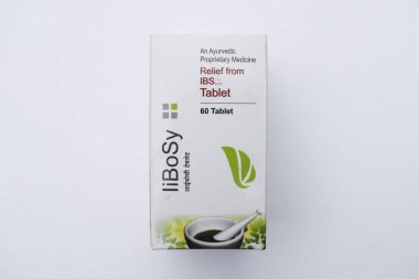 Iibosy Libosy Ayurvedic ilaç kutusu IBS ya da alıngan bağırsak sendromu tedavisi için. Hindistan 'da ayurvedik bitkisel malzemelerle birlikte, Temmuz 2021