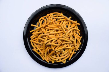 Hindistan 'ın popüler çıtır çıtır atıştırmalıkları. Güzel, kalın bir sev. Festivallerde yenir ve çay saatinde yenir.