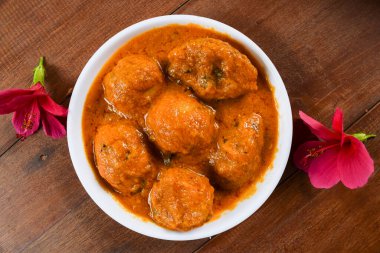 Popüler Punjab Kuzey Hindistan mezesi soslu Dum aloo. Hint yemeği tarifi bebek patates sebzesi pirinçle yenir veya kasede servis edilir.