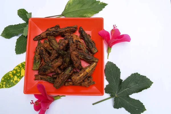 Lezzetli soğanlı pakot veya pyaz ke pakode, bhajiya. Hindistan Pakistan çay saati atıştırmalıkları. Domates ketçap sosuna batırılmış soğan böreği. Açık alan balkonunda bir fincan çay.