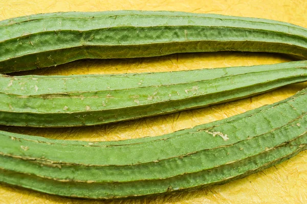 Verduras Cabaça Cumeeira Longas Finas Fundo Amarelo Vegetais Indianos Sudeste — Fotografia de Stock