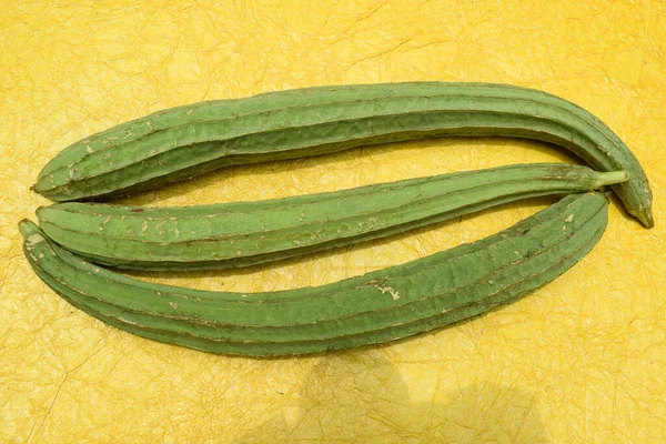 Verduras Cabaça Cumeeira Longas Finas Fundo Amarelo Vegetais Indianos Sudeste — Fotografia de Stock