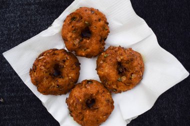 Lezzetli Poha wada ya da Poha pakoda ayrıca düz pirinç ve ekmek kırıntıları olarak da bilinir. Çay saatinde servis edilen Hint yemeği.