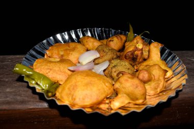 Lezzetli Hint çay saati atıştırmalıkları sebze pakoraları ya da doğranmış soğan ve kızarmış yeşil biberle servis edilen sebzeli börekler. Patates, Gobi, Daal wada ev yapımı..