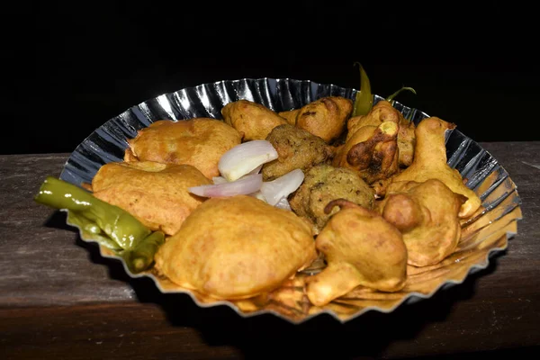 Lezzetli Hint çay saati atıştırmalıkları sebze pakoraları ya da doğranmış soğan ve kızarmış yeşil biberle servis edilen sebzeli börekler. Patates, Gobi, Daal wada ev yapımı..