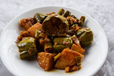 Parwal aloo ki sabji ayrıca sivri su kabağı ve patates kızartması olarak da bilinir. Lezzetli ev yapımı garnitür dhaba stili Hint körisi.