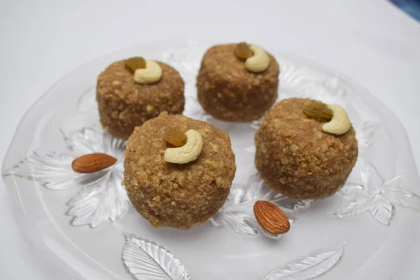 Laddu 'ya yakın çekim ya da ladoo buğday unundan yapılmış ve festivalde Ganesh chaturthi prasad gibi tabakta servis edilen tereyağlı ghee, kuru meyveli fındık ve beyaz badem ile süslenmiş diwali.