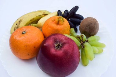 Elma, portakal, malta, iki çeşit muz, chiku, yeşil üzüm, siyah üzüm ve sapota gibi birçok meyvenin karışımı. Çok sağlıklı bir kahvaltı. Hint Asya meyveleri ekadashi gibi oruç günlerinde servis edilir.