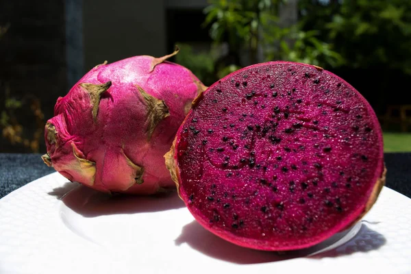 Köstliche Exotische Tropische Früchte Namens Pitaya Oder Draagonfruit Weidenkorb Mit — Stockfoto