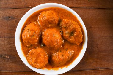 Lezzetli Hint mezesi soslu Dum aloo. Hint yemeği tarifi bebek patates sebzesi pirinçle yenir veya kasede servis edilir.