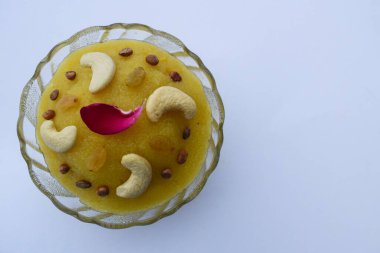 Geleneksel Hint tatlıları irmik ya da Rawa 'dan yapılmış Kesari banyosu olarak bilinen fındıkla süslenmiş. Beyaz arka planda Güney Asya tatlısı. Selamlama için yazı tipi yazmak için boş alan