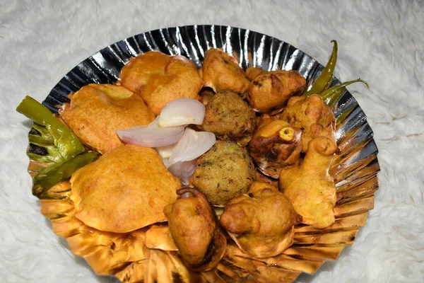 Смачні Індійські Чайні Страви Смаженою Цибулею Смаженою Зеленою Капустою Картопля — стокове фото