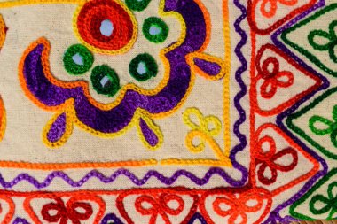 Kutchi nakışı denilen Kutch semtindeki Bhuj semtinin ayna işiyle işlenmiş çok işlemeli el yapımı güzel bir işlemedir. Nakış işi arkaplanı