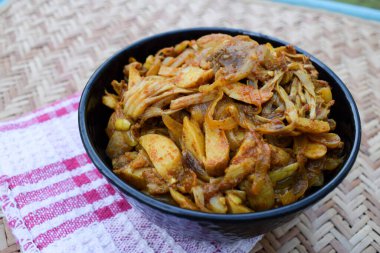 Lezzetli Jackfruit kızarmış köri. Hint yemeği nefis. Otantik Kathal Ki Sabji ev yapımı Asya sebzesi pişirildi. Fanas sabzi