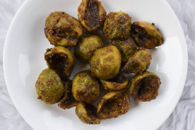 Lezzetli Goonda ya da Gunde ki sabzi aynı zamanda Gumberry olarak da bilinir ya da Hint masalası ile pişirilmiş böğürtlen sebzesi. Mevsimlik sabji meyve tabağı chapati veya pirinçle yenir. Lasoda ya da lasura olarak da bilinir.