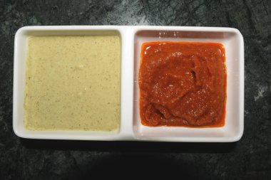 Hint spesiyali beyaz ve kırmızı baharatlar idli wada sambar ve dosa gibi popüler yemeklerle servis edilir ve yenir. Hindistan cevizi ve kırmızı baharatlı baharatlar.