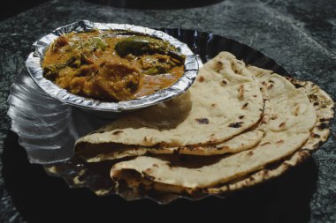 Hint yemeği Dhaba stili sade ve geleneksel yemek Roti Sabzi. Patates brinjal körili Phulka..