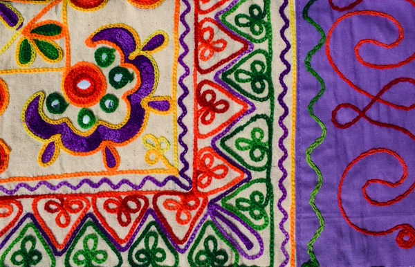 Kutchi nakışı denilen Kutch semtindeki Bhuj semtinin ayna işiyle işlenmiş çok işlemeli el yapımı güzel bir işlemedir. Nakış işi arkaplanı
