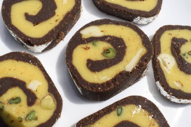 Çikolatalı barfi dürümü adında bir Hint yemeği. Burfi süt bazlı tatlı yemektir. Çikolata ve Milk Kesar pista aromalı spiral.