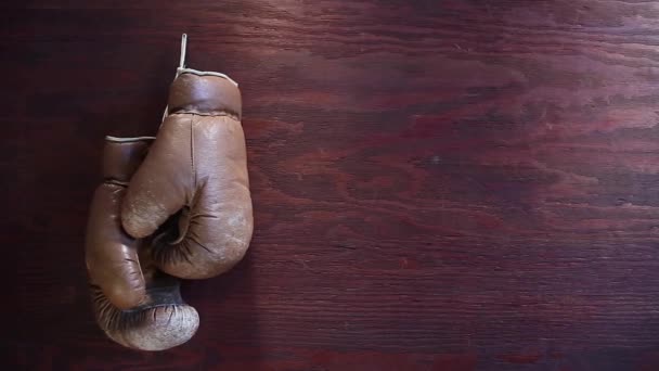 木製の背景に掛かっているヴィンテージのボクシング グローブ. — ストック動画