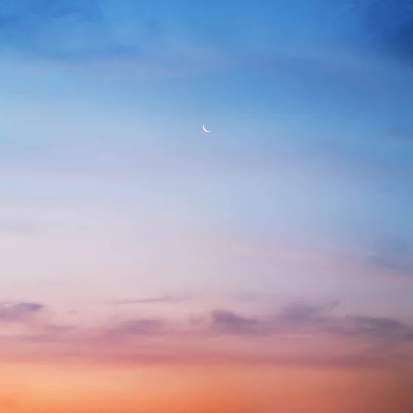 Cielo con una media luna — Foto de Stock