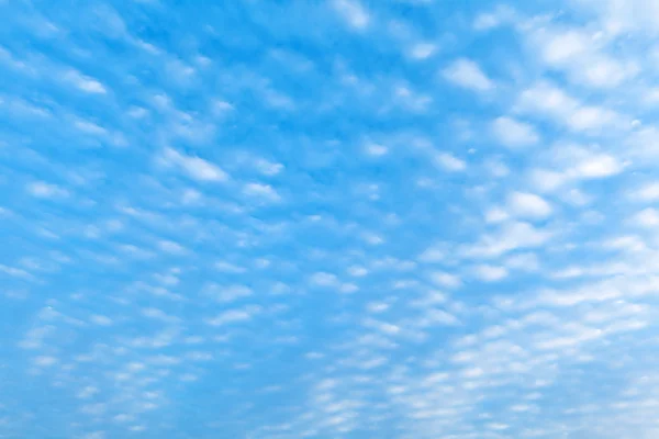 Nuvens no céu azul — Fotografia de Stock