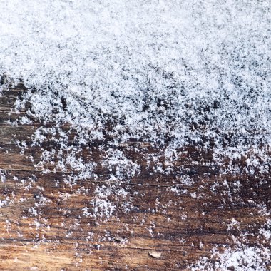 Karlı eski ahşap doku 
