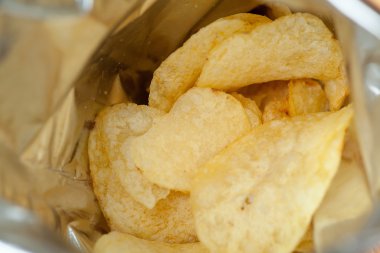Açılan paketi patates cipsi