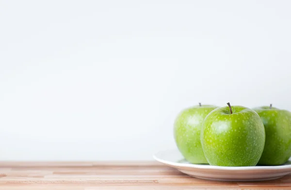 Close up green appleon the white plate — Stock Photo, Image