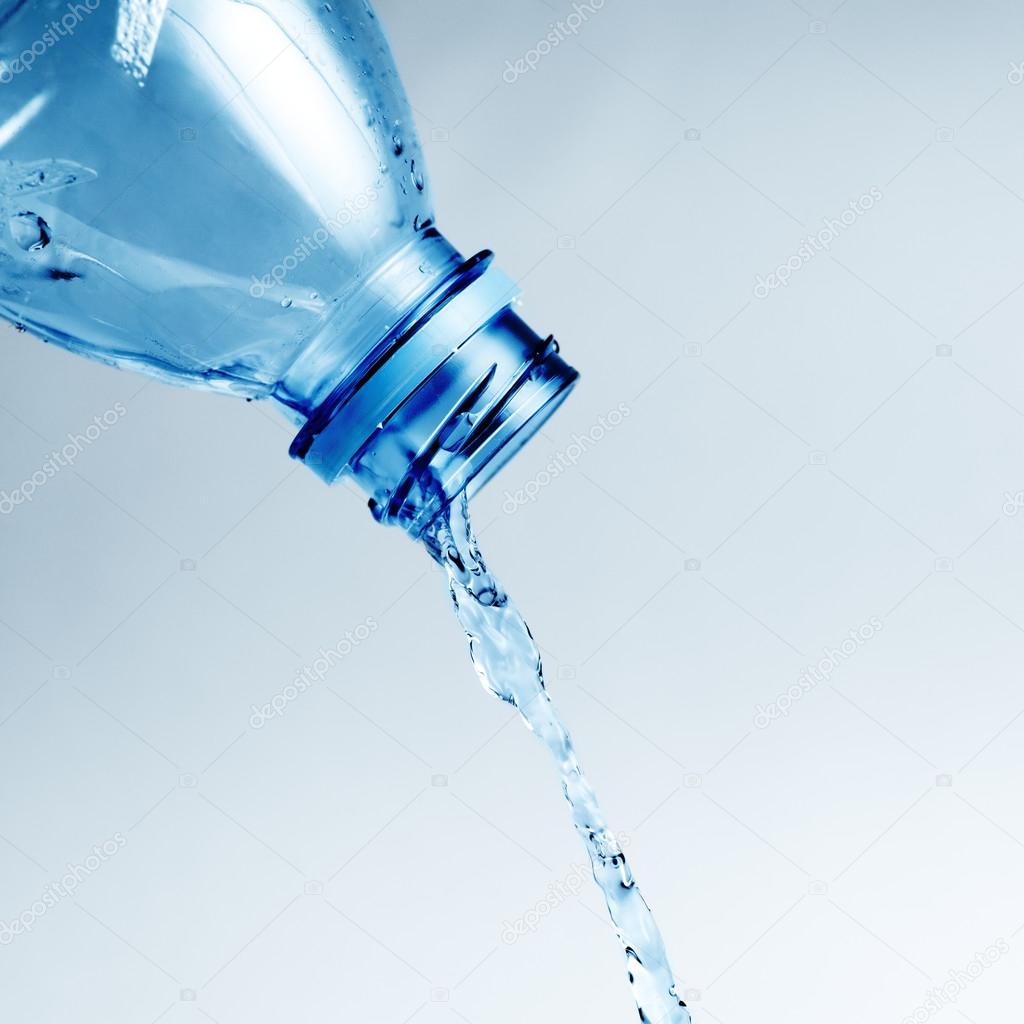 Eau Fraîche Douce Coulent De Bouteille Photographie