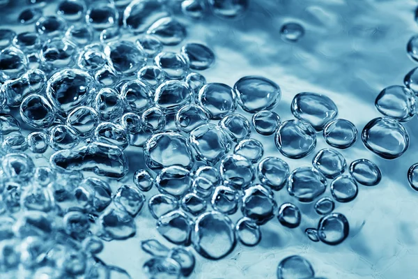 Air bubbles in clear blue water — Stock Photo, Image