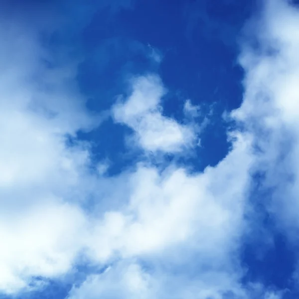 Синій фон неба з білими хмарами — стокове фото