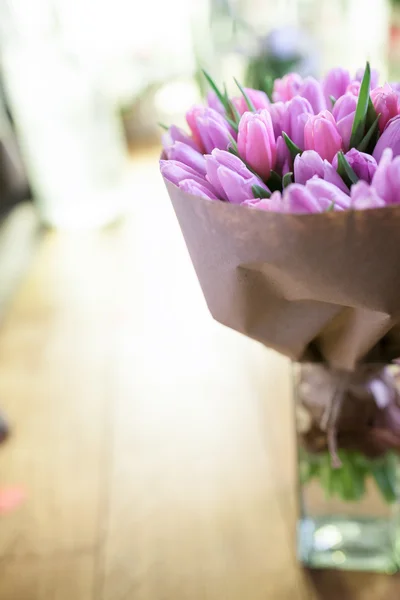 Rosa tulpaner i vas selektiv inriktning — Stockfoto