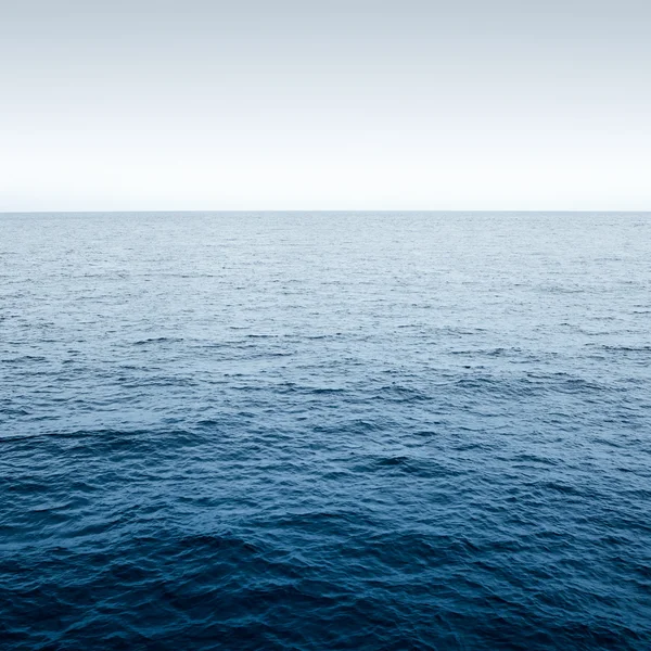 Oceano azul com ondas — Fotografia de Stock