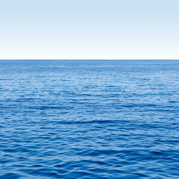 Mavi okyanus ve mavi gökyüzü — Stok fotoğraf