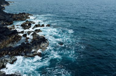 Deniz dalgaları üzerinde Taş Kırma