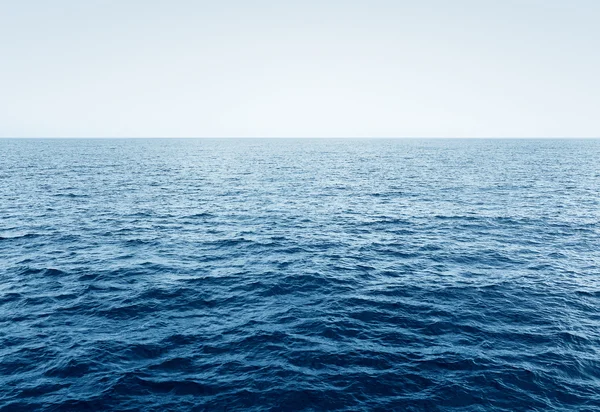 Ondas do oceano azul e céu azul claro — Fotografia de Stock