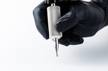 iş yerinde dövme sanatçısı