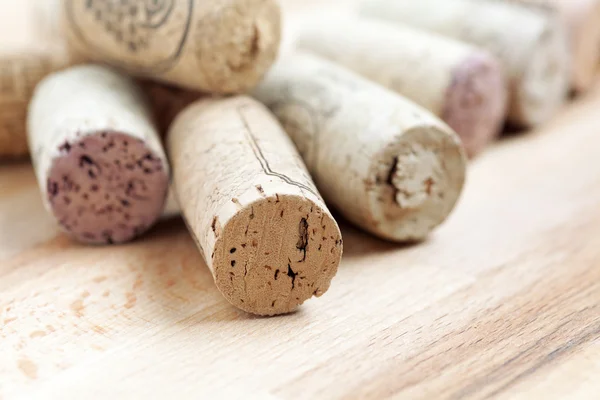 Wijnkurken op houten ondergrond — Stockfoto