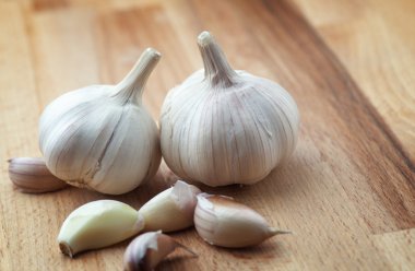 Sarımsak ampuller ve karanfil üzerinde